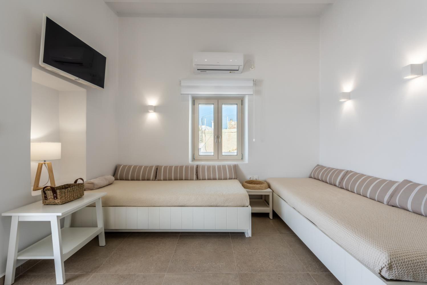 Anemi Suites Adamantas  Habitación foto