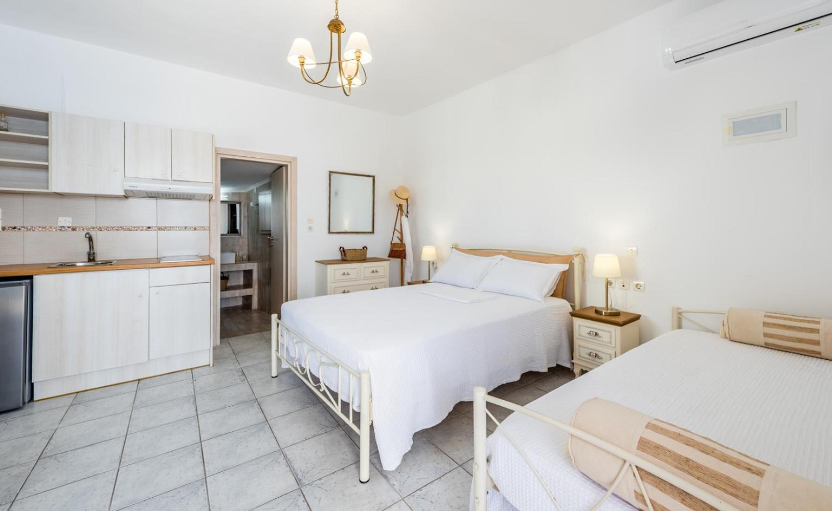 Anemi Suites Adamantas  Habitación foto